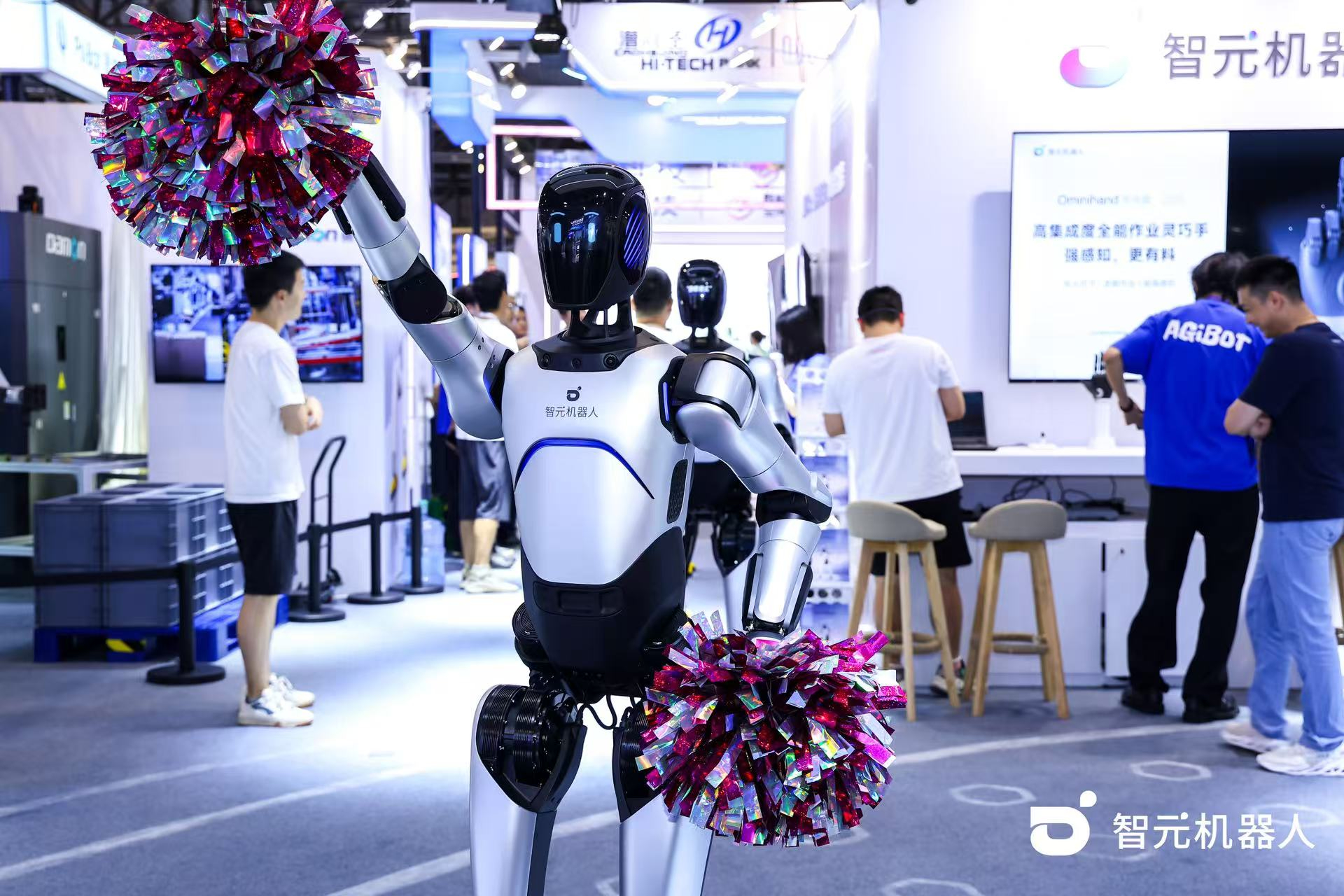 华体会机器人 WAIC 首日展台火爆，机器人家族集体打工忙不停